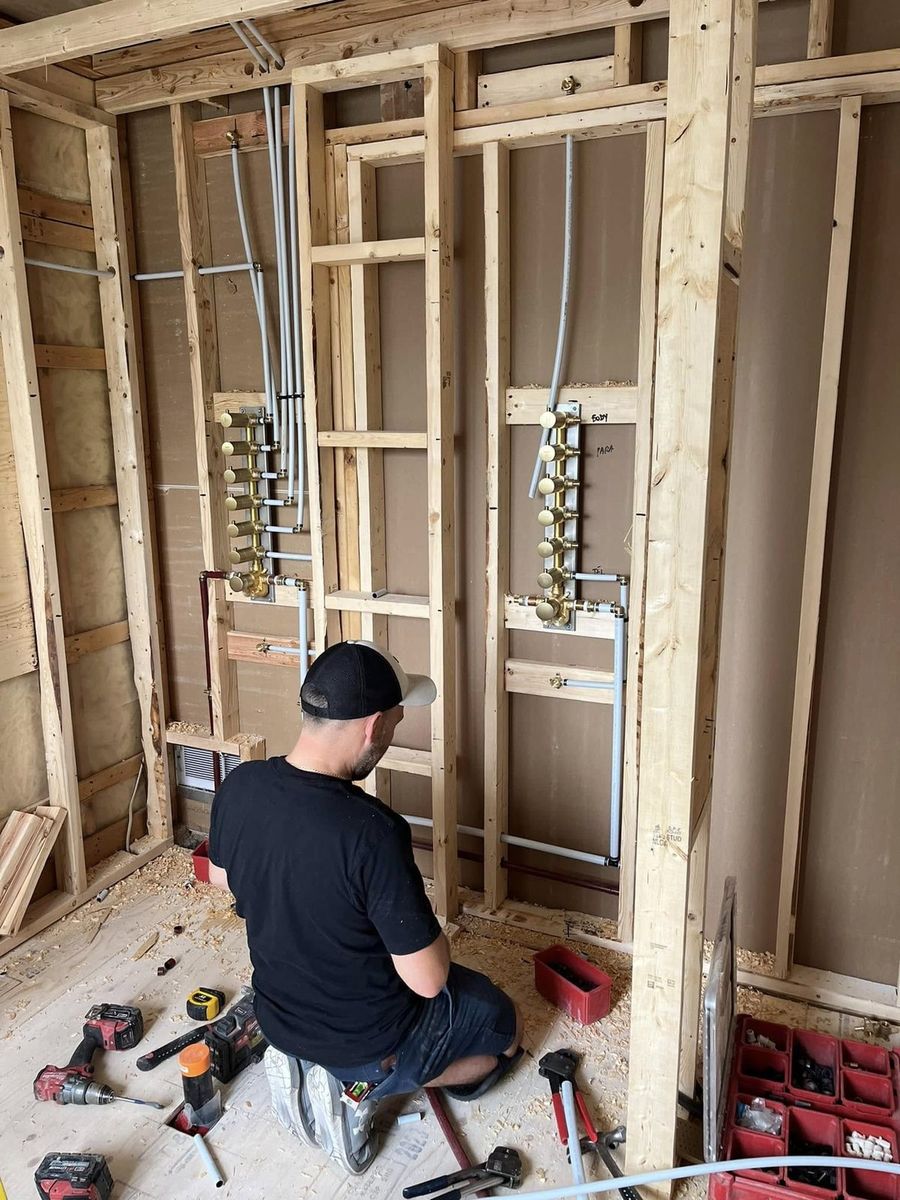 Technicien DGM en rough-in de plomberie