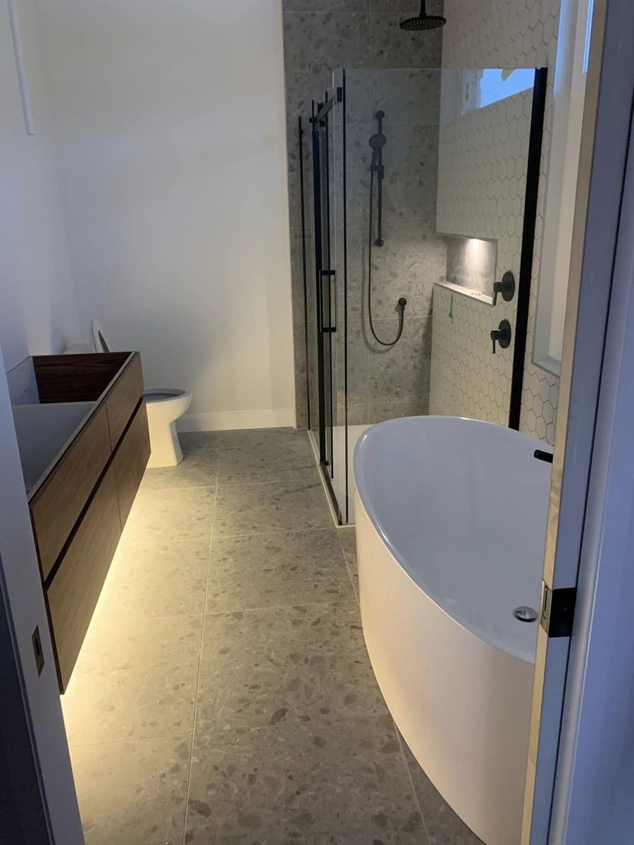 Salle de bain moderne rénovée par DGM Plomberie